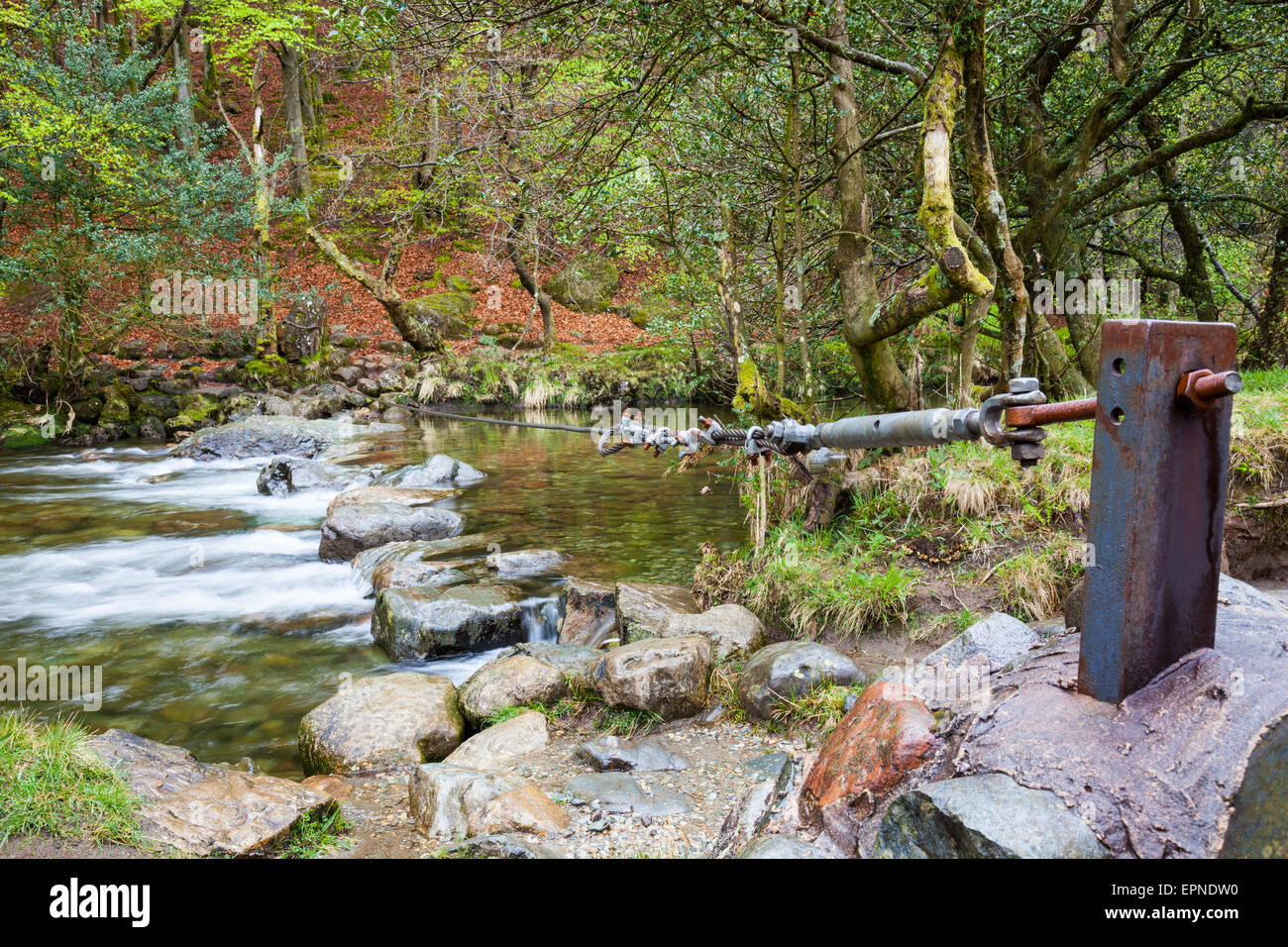 Der Stahl Guide und Trittsteine wankelmütig Schritte, in Dunnerdale, in der Nähe von Seathwaite, Seenplatte, Cumbria Stockfoto