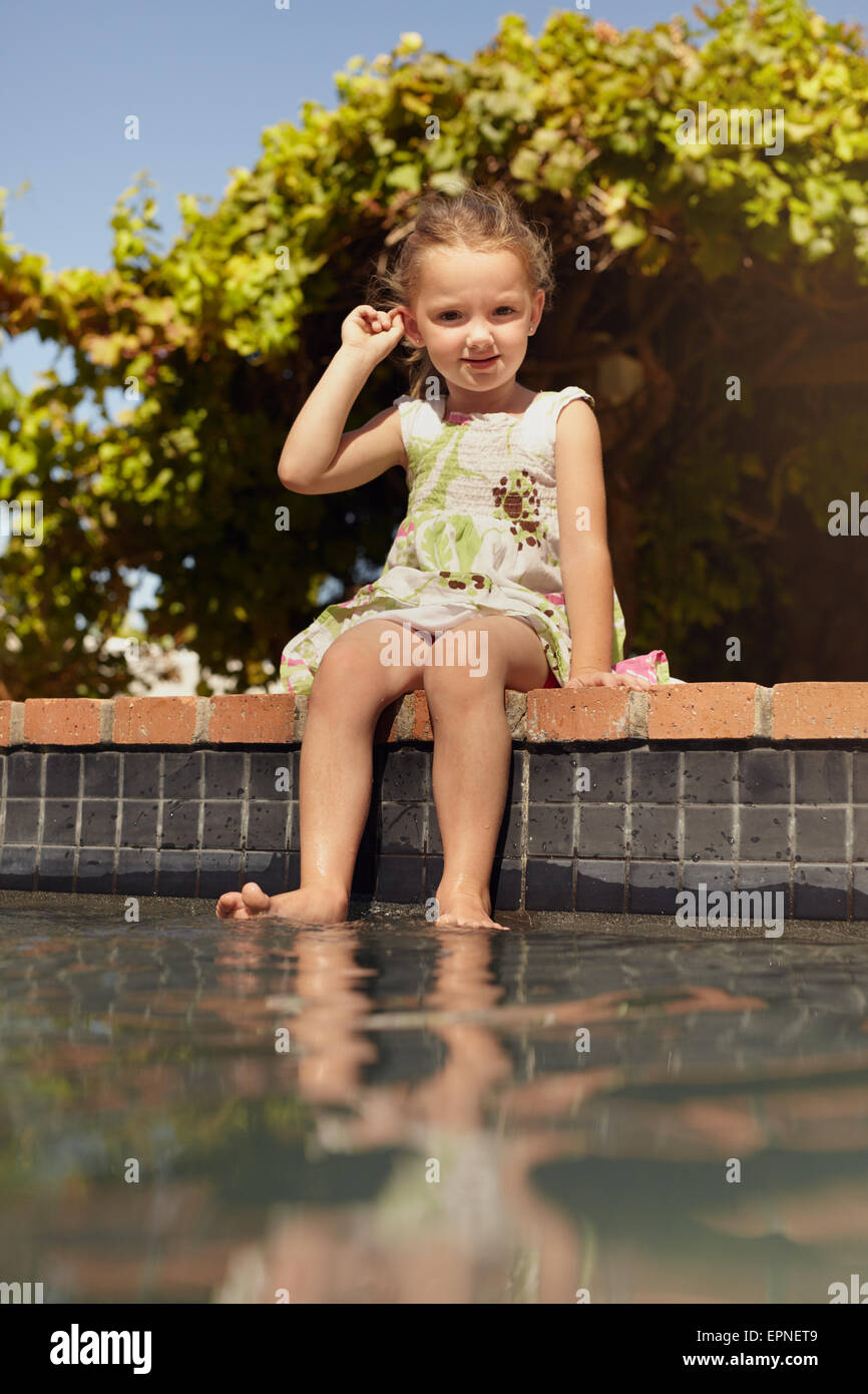Im Freien Schuss von einem kleinen Mädchen, die ihre Füße in den Pool