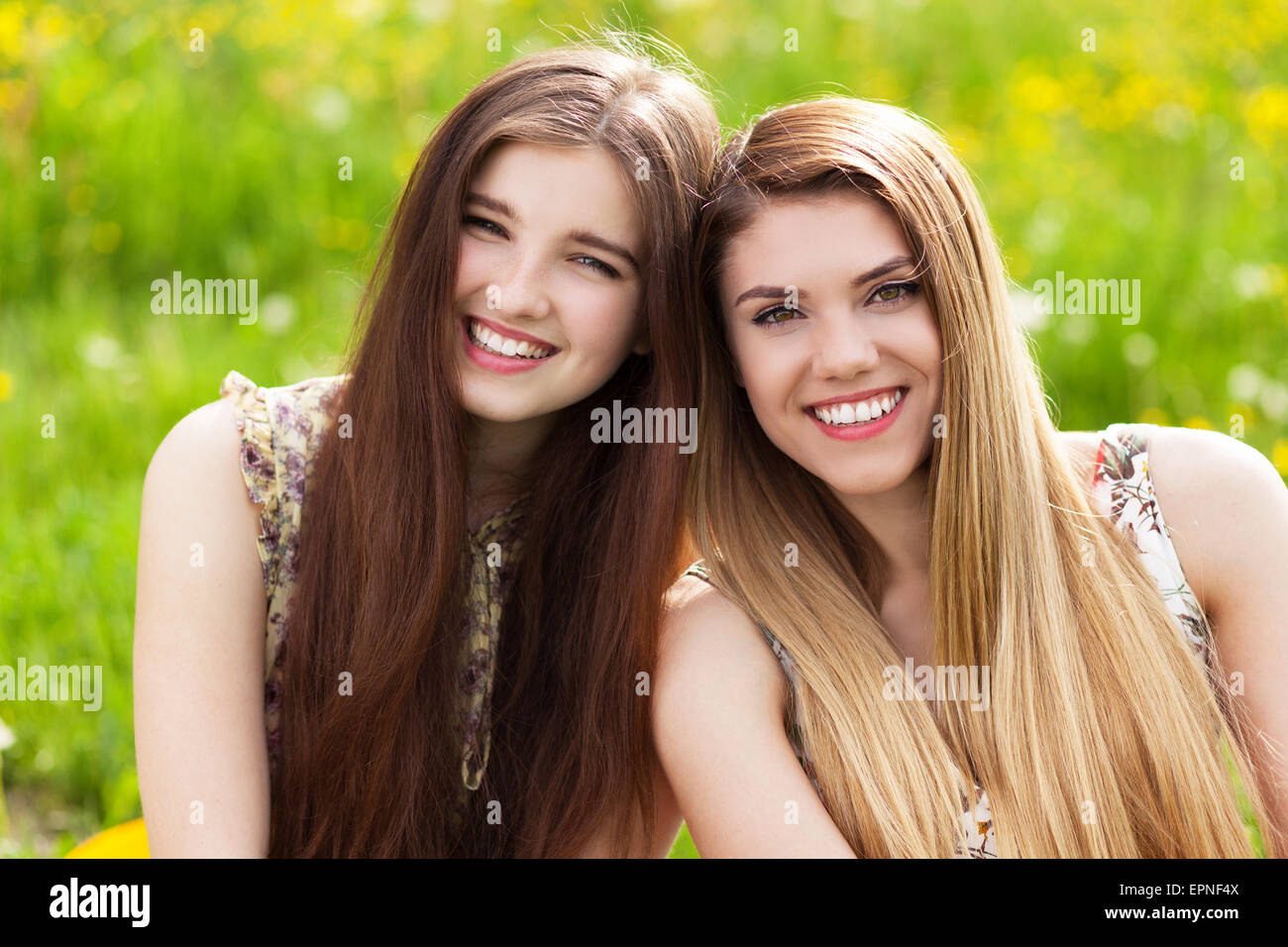 Zwei schöne junge Frauen auf ein Picknick Stockfoto