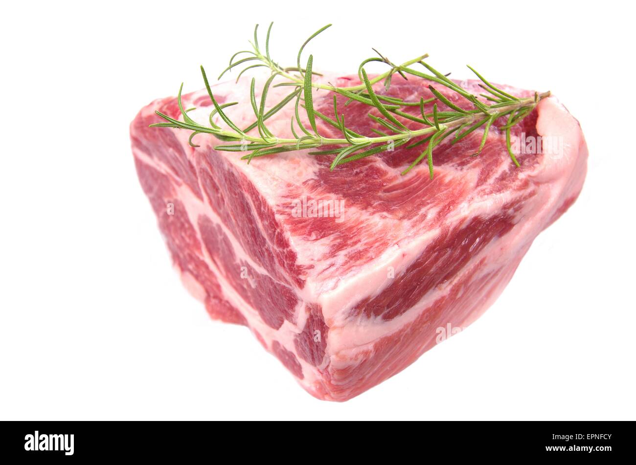 rohes Futter-Steak mit Rosmarin auf weißem Hintergrund Stockfoto