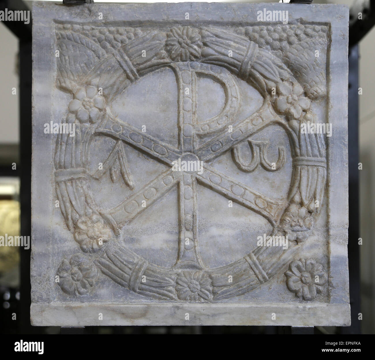Frühchristliche. Mittelabschnitt der Front von einem Sarkophag mit dem christologischen Monogramm. Vatikanischen Museen. Stockfoto