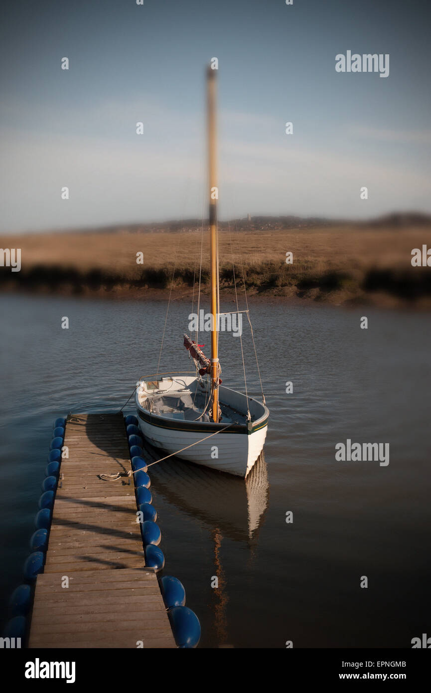 Boot am Steg vertäut Stockfoto