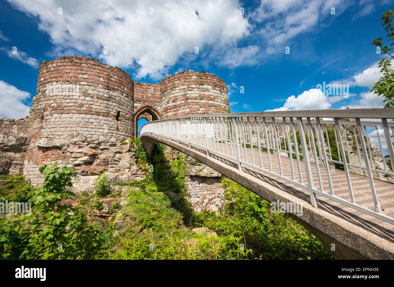 Brücke führt zum Eingang der Kernburg Beeston Castle in Cheshire, England. Stockfoto