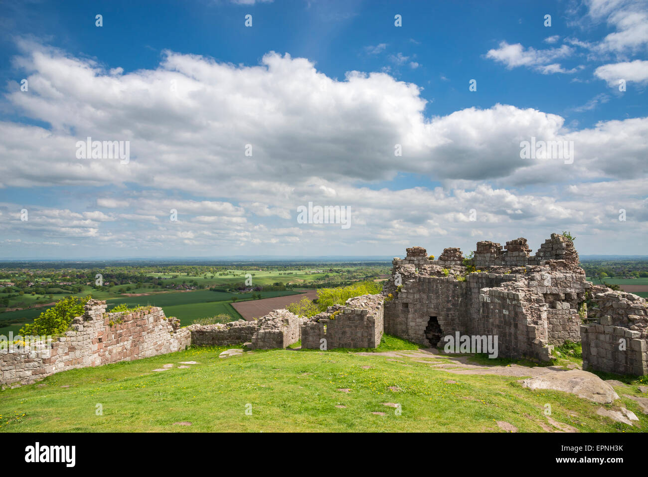 Blick von der Ruine der Burg Beeston über die Ebene von Cheshire in England. Ein sonniger Frühlingstag. Stockfoto