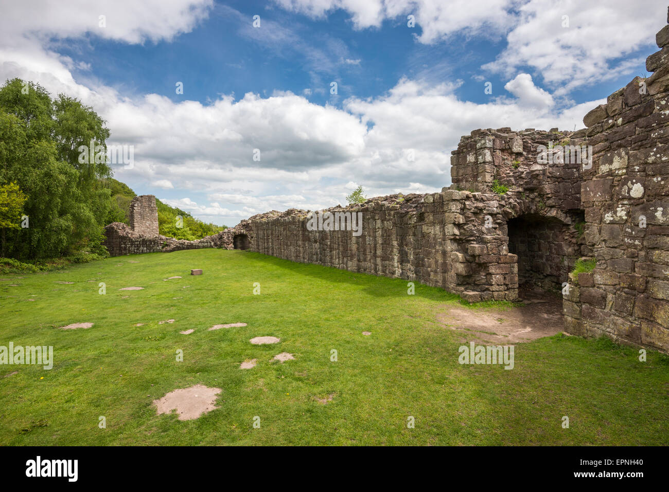 Dicke Steinmauern in den Ruinen von Beeston Schloß in Cheshire, England. Stockfoto