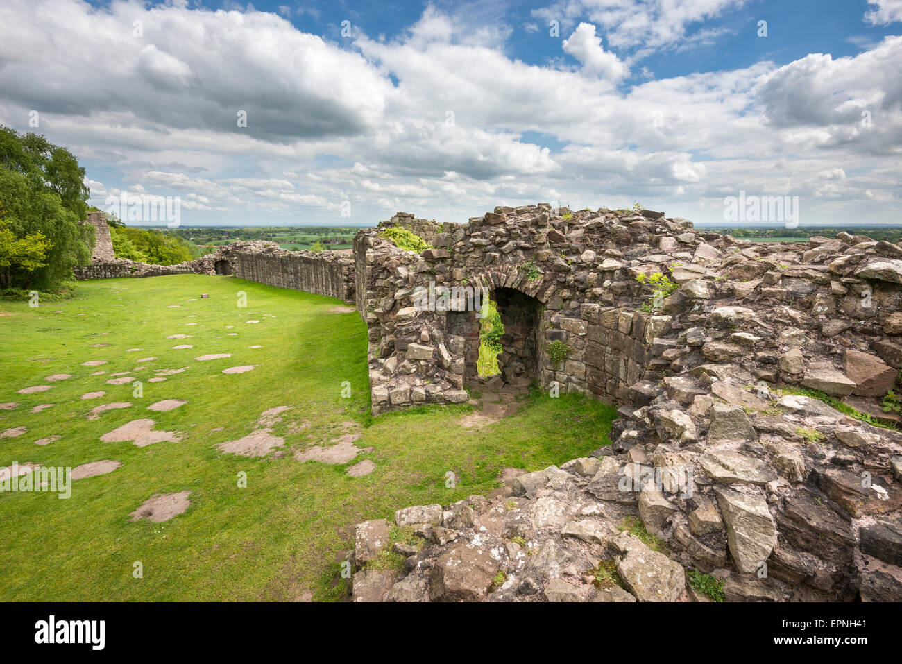 Dicken Steinmauern in den Ruinen von Beeston Castle mit Blick auf die Ebene von Cheshire in England. Stockfoto