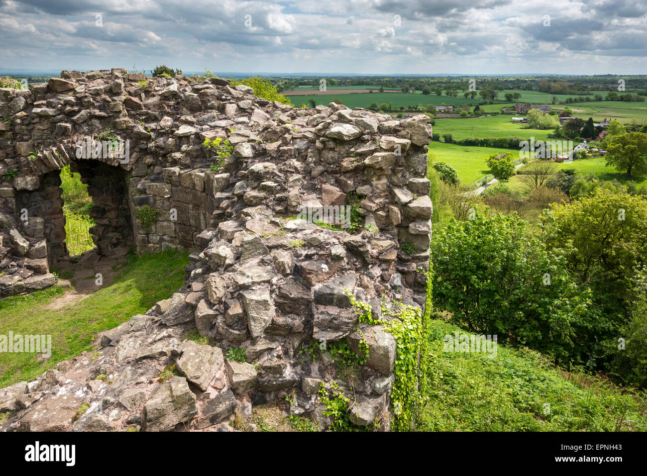 Dicken Steinmauern in den Ruinen von Beeston Castle mit Blick auf die Ebene von Cheshire in England. Stockfoto