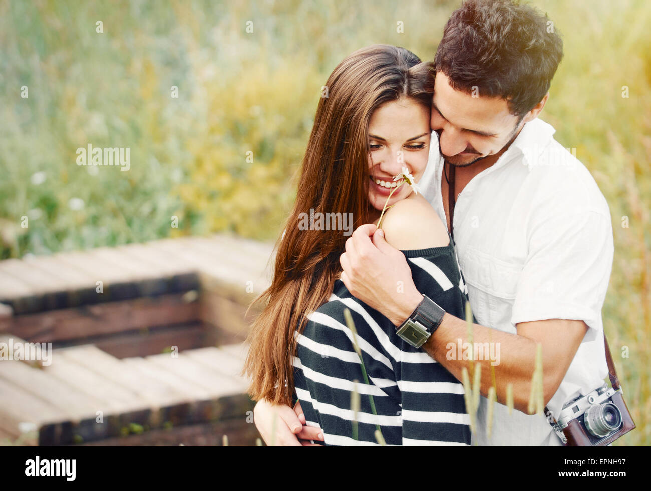 romantisches Brautpaar in Liebe und Spaß mit Daisy am See im Freien im Sommertag, Schönheit der Natur, Harmonie-Konzept Stockfoto