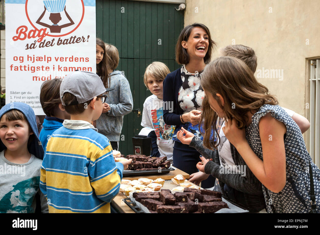 Kopenhagen, Dänemark. 20. Mai 2015. Prinzessin Marie in der Open-Air-Geschäft, wo sie und Kinder ihre frisch gebackenen Kuchen verkaufen werden. Der Gewinn geht an die ärmsten Länder. Dies wird von der DanChurchAid organisiert und wird in vielen Schulen für die nächsten 2 Jahre laufen. Prinzessin Marie ist Beschützer der Organisation. Bildnachweis: OJPHOTOS/Alamy Live-Nachrichten Stockfoto