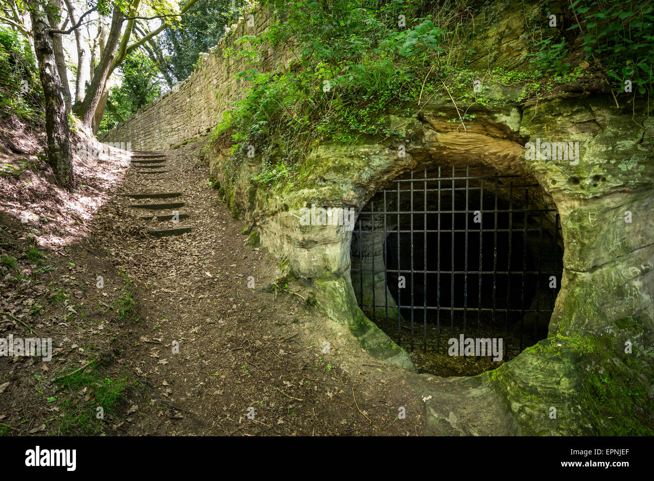 Eingang zu den Höhlen unter Beeston Schloß in Cheshire, England. Stockfoto