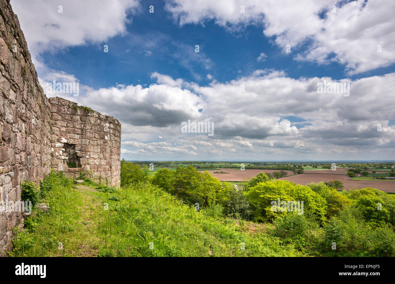 Dicken Steinmauern Beeston Castle in Cheshire. Einem sonnigen Frühlingstag mit Blick über die Ebene von Cheshire. Stockfoto