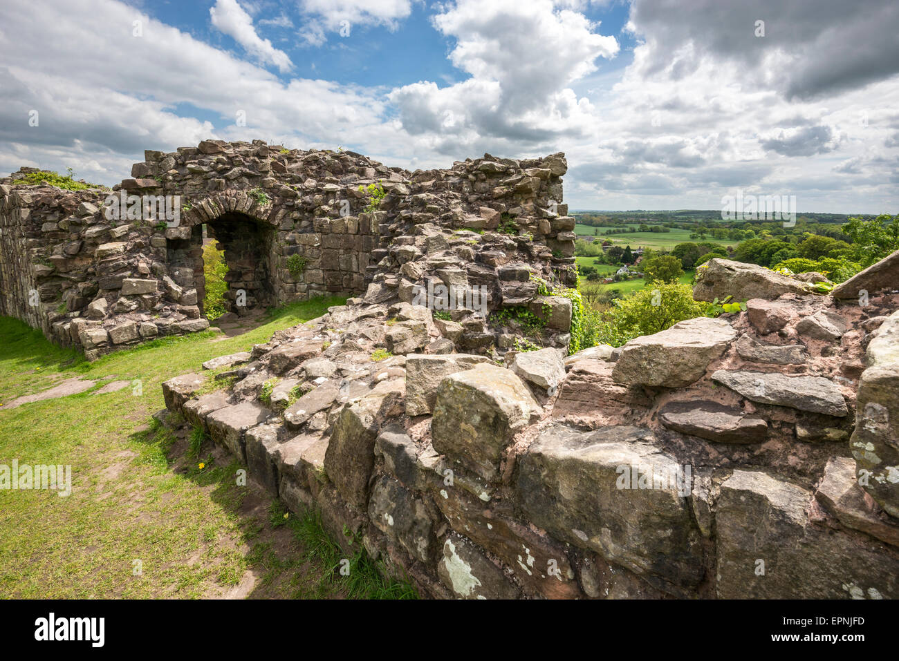 Dicken Steinmauern Beeston Castle in Cheshire. Einem sonnigen Frühlingstag mit Blick über die Ebene von Cheshire. Stockfoto