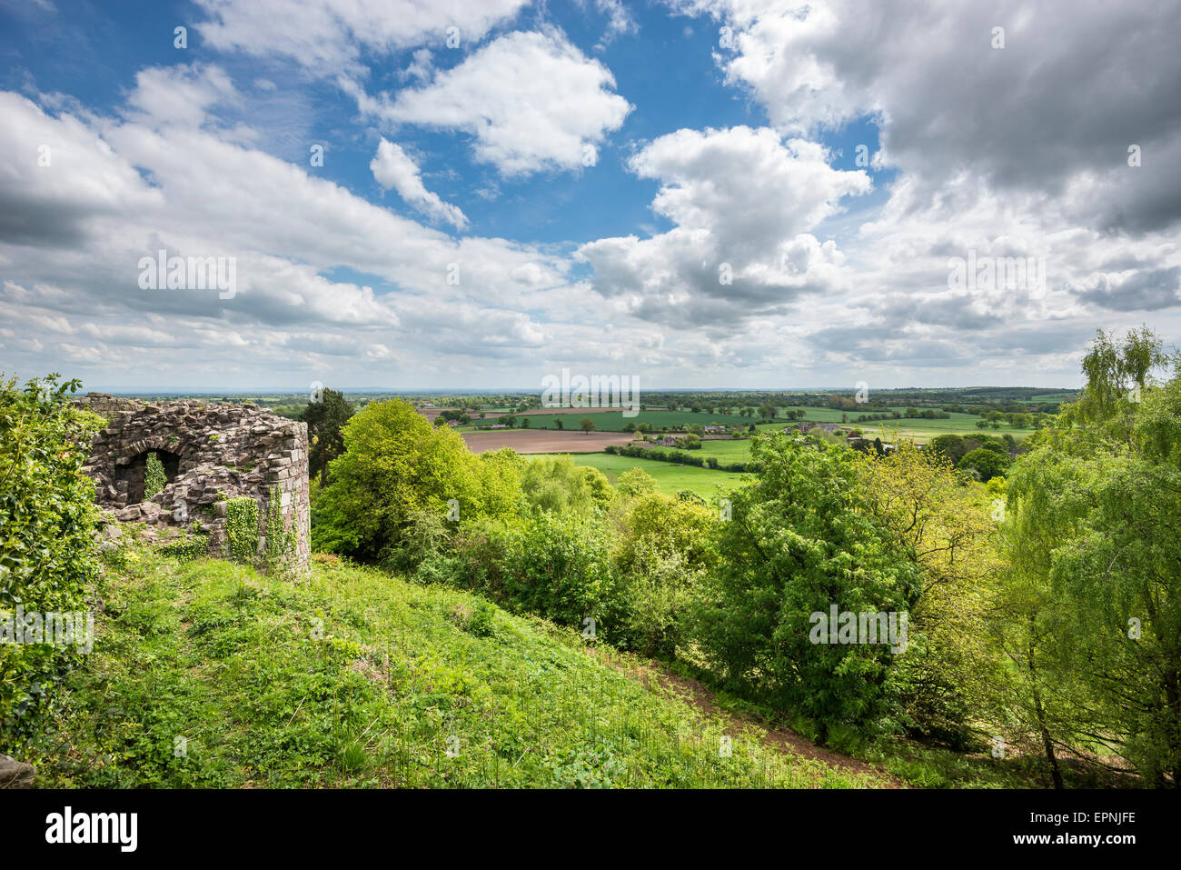 Blick auf die Landschaft von Cheshire im Frühjahr von Beeston Burgruine. Stockfoto