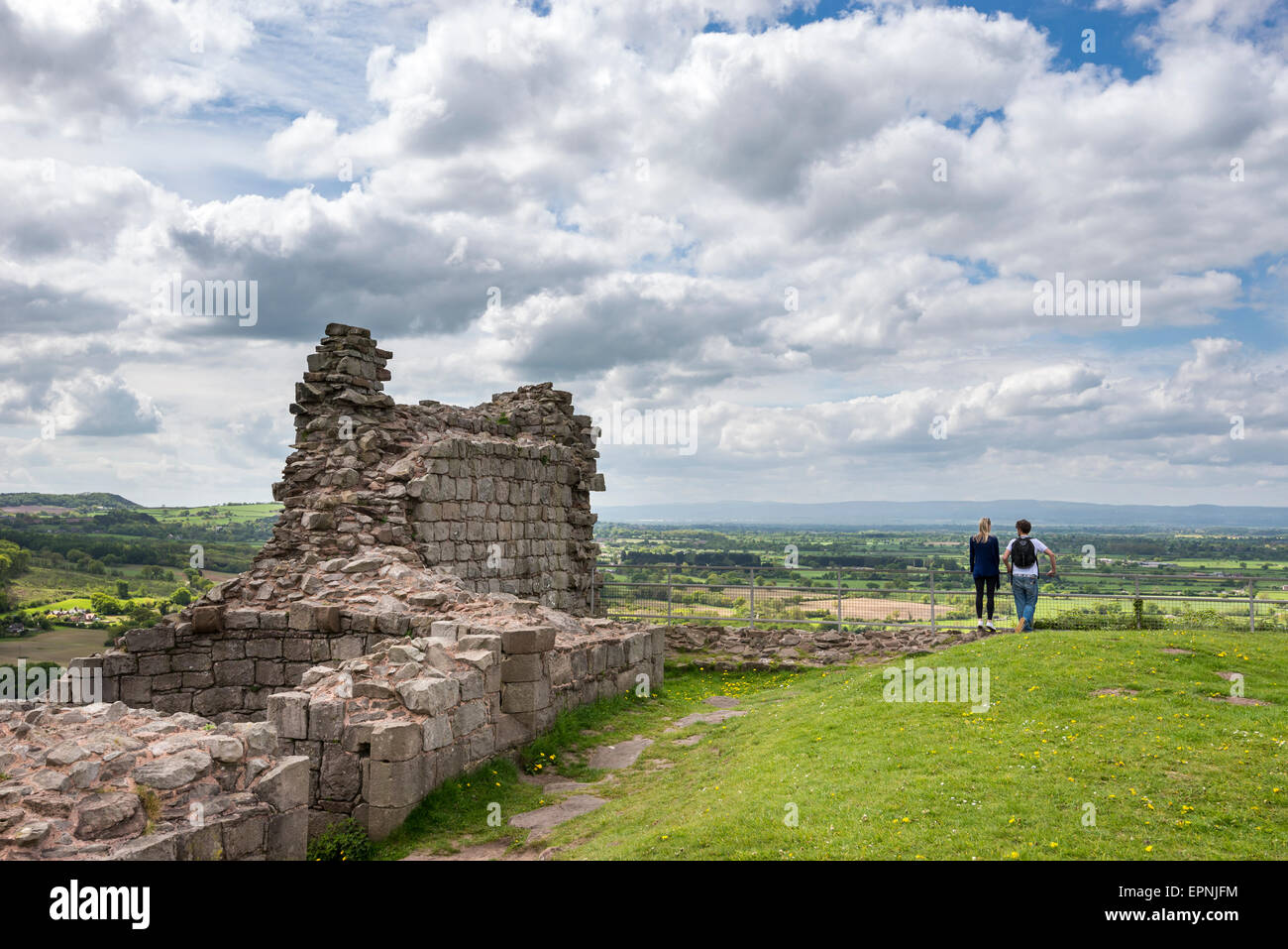 Ein junges Paar stand am Rande der Höhenburg am Beeston mit Blick auf die herrliche Aussicht auf die Cheshire plain. Stockfoto