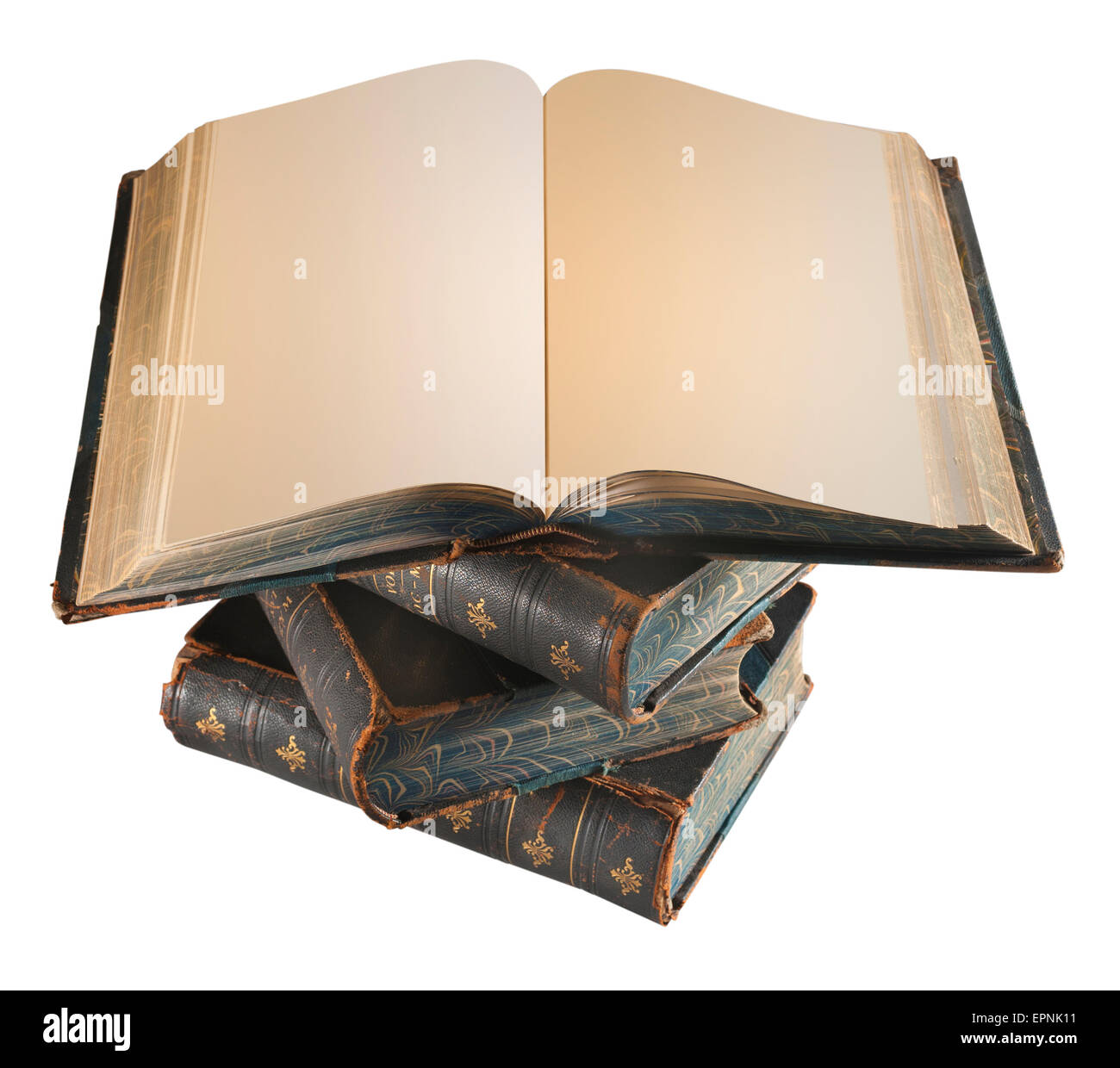 Alte Bücher mit einer offenen Doppelseite, Schneidepfad enthalten übereinander gestapelt. Stockfoto