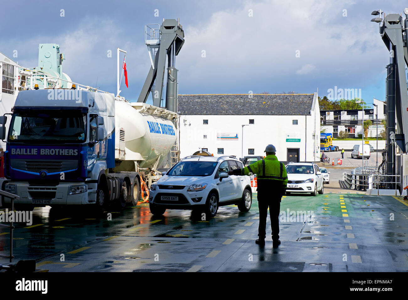 Autos einsteigen CalMac ferry auf der Hafen Ullapool, Ross-Shire, Schottisches Hochland, Schottland, Vereinigtes Königreich Stockfoto