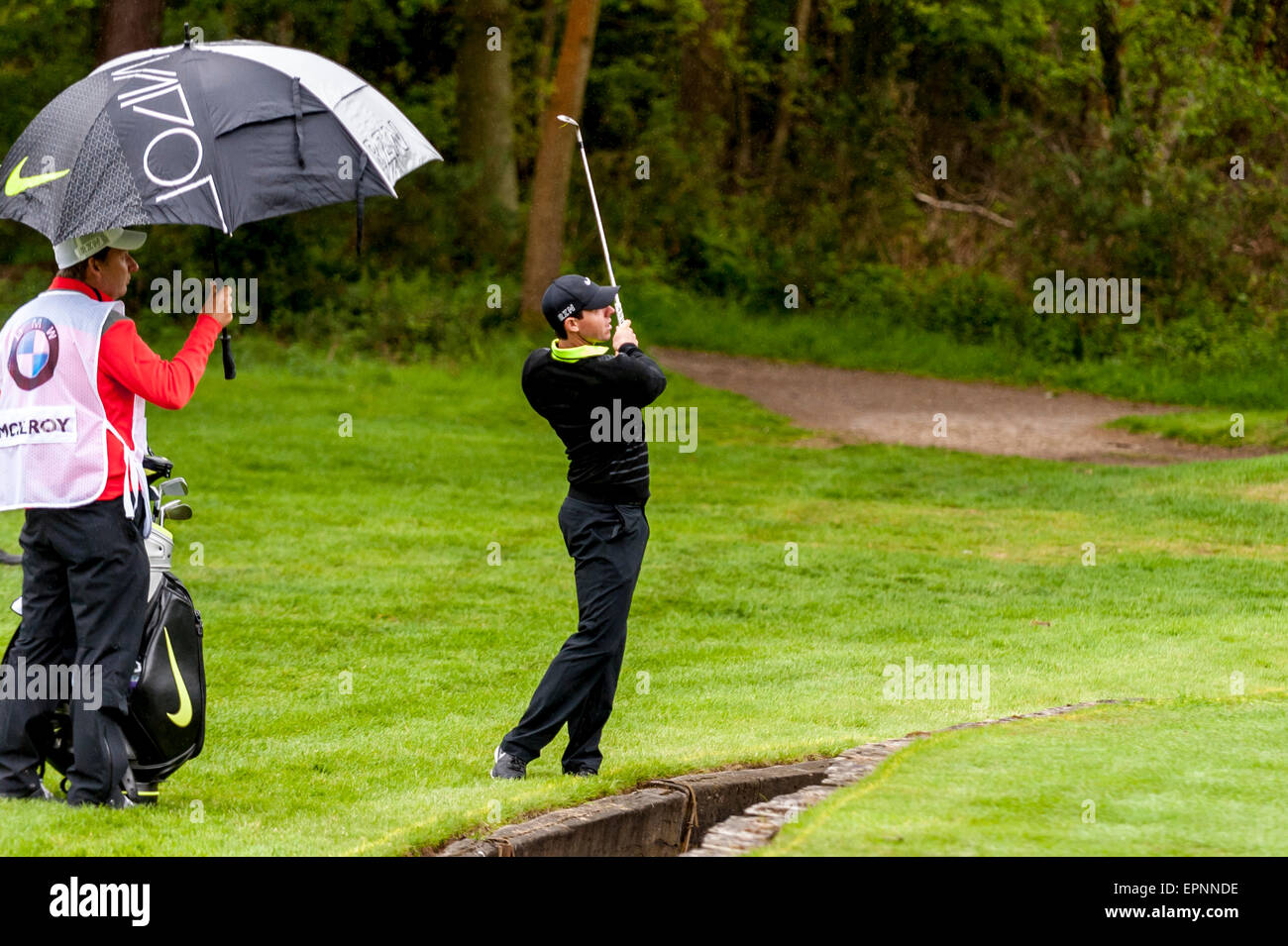 London, UK. 20. Mai 2015. Rory McIlroy, aktuelle Nummer eins Golfer der Welt, trifft ein Schuss in die BMW PGA Championship 2015 pro-am im Wentworth Club, Surrey. Bildnachweis: Stephen Chung / Alamy Live News Stockfoto