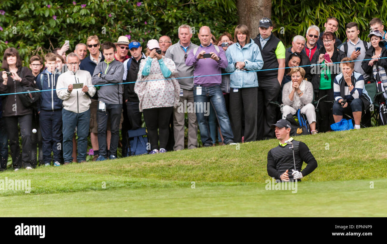 London, UK. 20. Mai 2015.  Rory McIlroy (aktuelle Welt Nummer eins Golfer) trifft aus einem Bunker in der BMW PGA Championship 2015 pro-am im Wentworth Club, Surrey. Bildnachweis: Stephen Chung / Alamy Live News Stockfoto