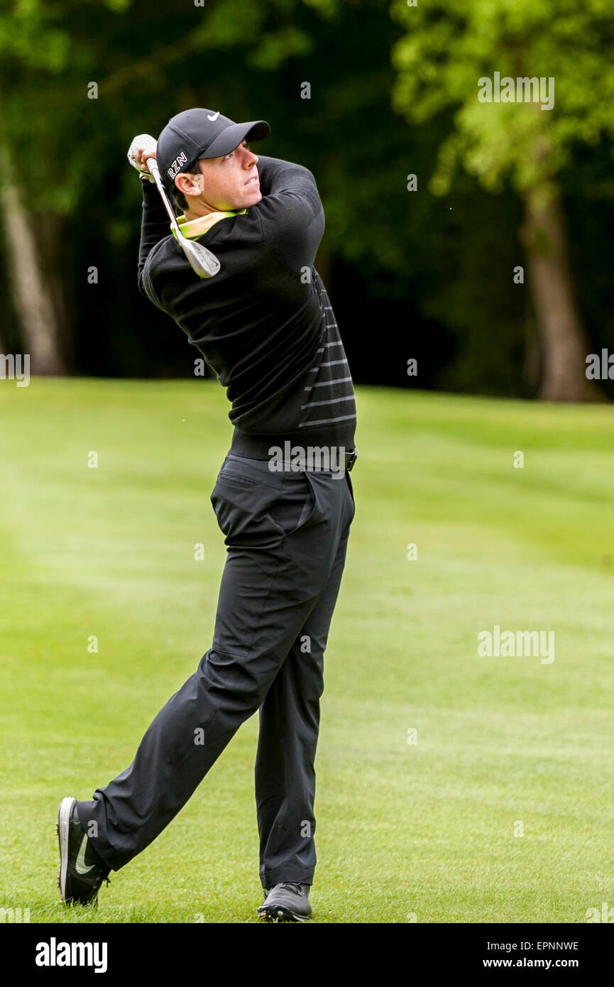 London, UK. 20. Mai 2015. Rory McIlroy, aktuelle Nummer eins Golfer der Welt, trifft eine Fahrrinne in die BMW PGA Championship 2015 pro-am im Wentworth Club, Surrey gedreht. Bildnachweis: Stephen Chung / Alamy Live News Stockfoto