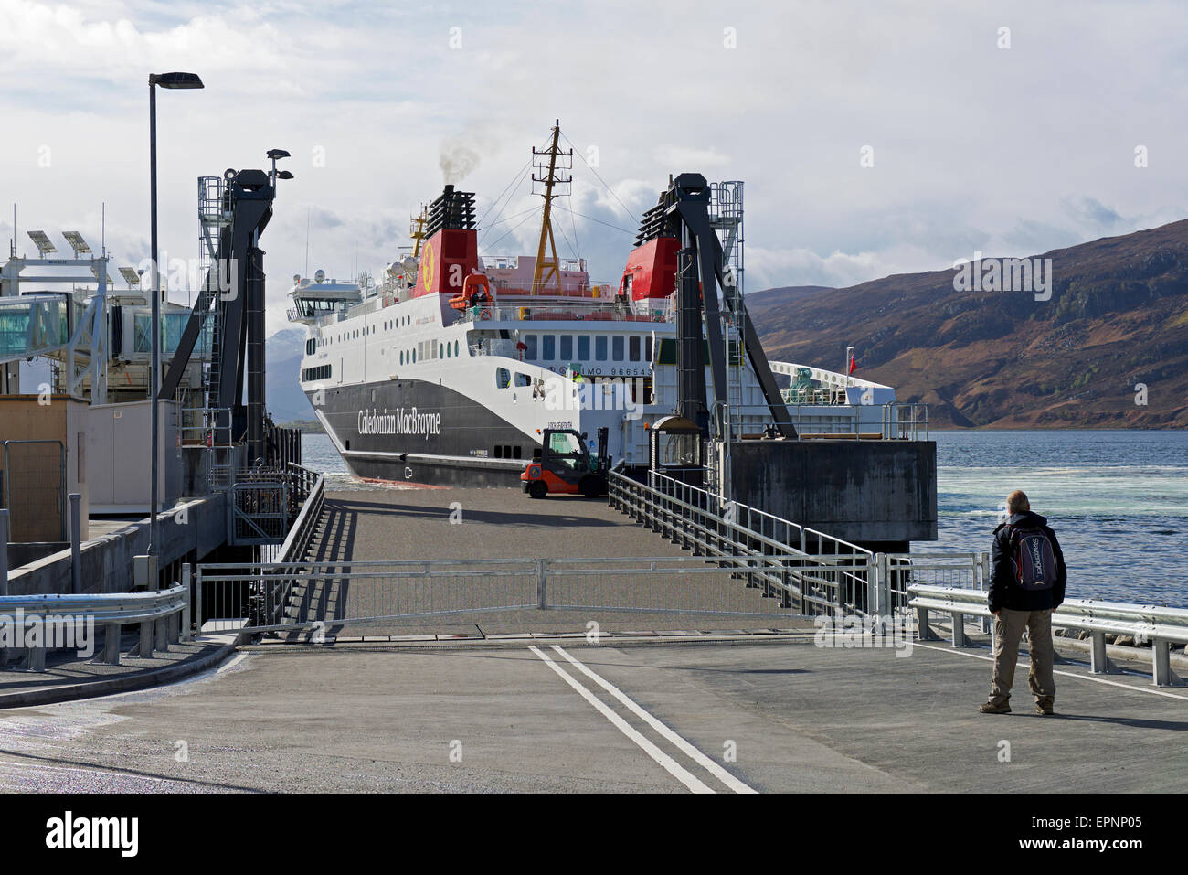 CalMac Autofähre Andocken an der Hafen Ullapool, Ross-Shire, Schottisches Hochland, Schottland, Vereinigtes Königreich Stockfoto