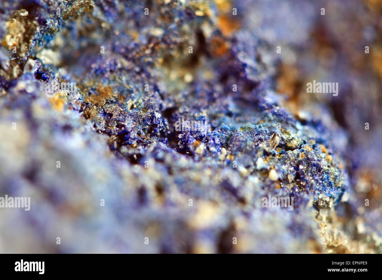 Azurit ist ein weiches, tiefes Blau, Kupfer Mineral durch Verwitterung von Kupfer Erzlagerstätten mit der chemischen Zusammensetzung Cu3 (CO3 produziert) 2 (OH Stockfoto