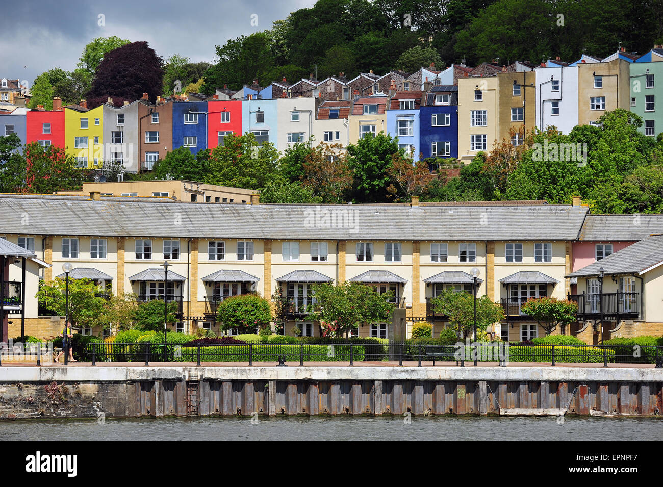 Bunten Reihenhäuser mit Blick auf Hafen von Bristol. Stockfoto