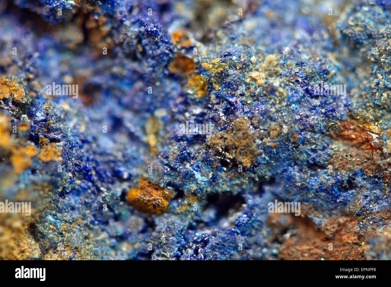Azurit ist weich, tiefblaue Kupfer Mineral produziert durch Verwitterung von Kupfer Erzlagerstätten mit der chemischen Zusammensetzung Cu3 (CO3) 2 (OH) 2 Stockfoto