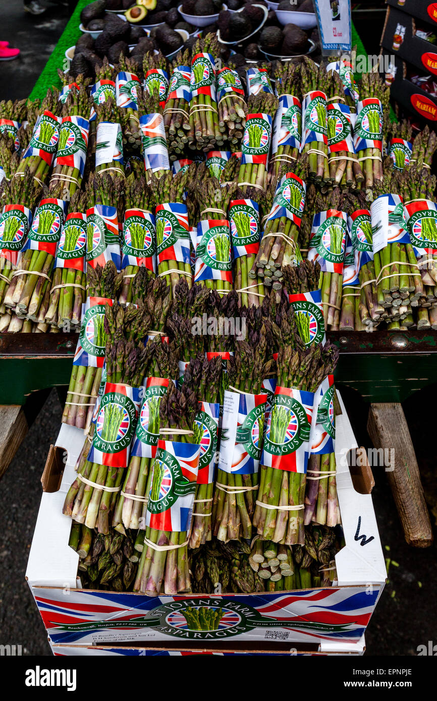 Die Trauben der Spargel zum Verkauf an Borough Markt, London Bridge, London, England Stockfoto