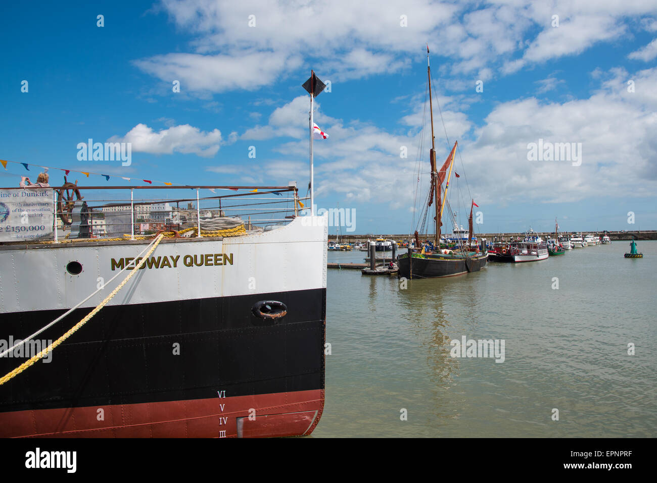 Ramsgate, Großbritannien. 20. Mai 2015. Raddampfer Medway Queen und Themse Segeln Lastkahn Pudge im Hafen von Ramsgate. Beide nahmen an der Evakuierung von Dünkirchen 1940. Bildnachweis: Paul Martin/Alamy Live-Nachrichten Stockfoto