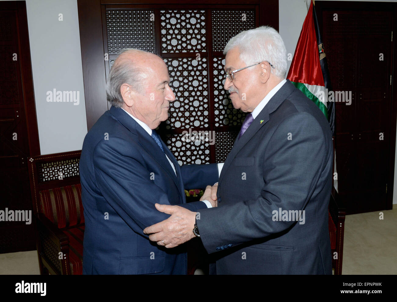 Ramallah. 20. Mai 2015. Palestinian President Mahmoud Abbas (R) schüttelt Hände mit Welt Fußball-Dachverband FIFA-Präsident Sepp Blatter bei ihrem Treffen in der Westbank Ramallah, am 20. Mai 2015. Bildnachweis: Pool/Xinhua/Alamy Live-Nachrichten Stockfoto