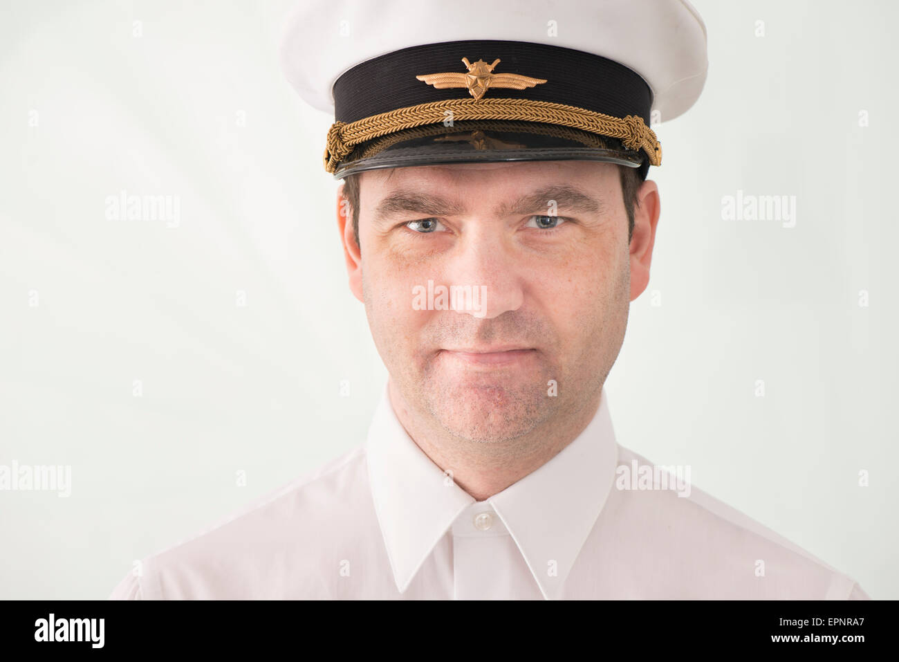 Porträt des Mannes in pilot Hut Blick in die Kamera mit Zuversicht. Stockfoto