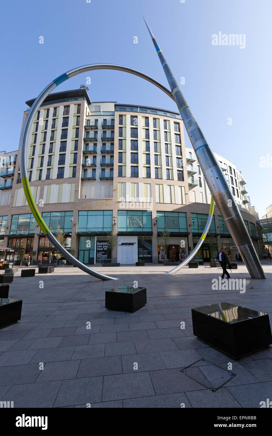 Wohnungen der St Davids 2 Entwicklung im Stadtzentrum von Cardiff und die Allianz-Skulptur Stockfoto