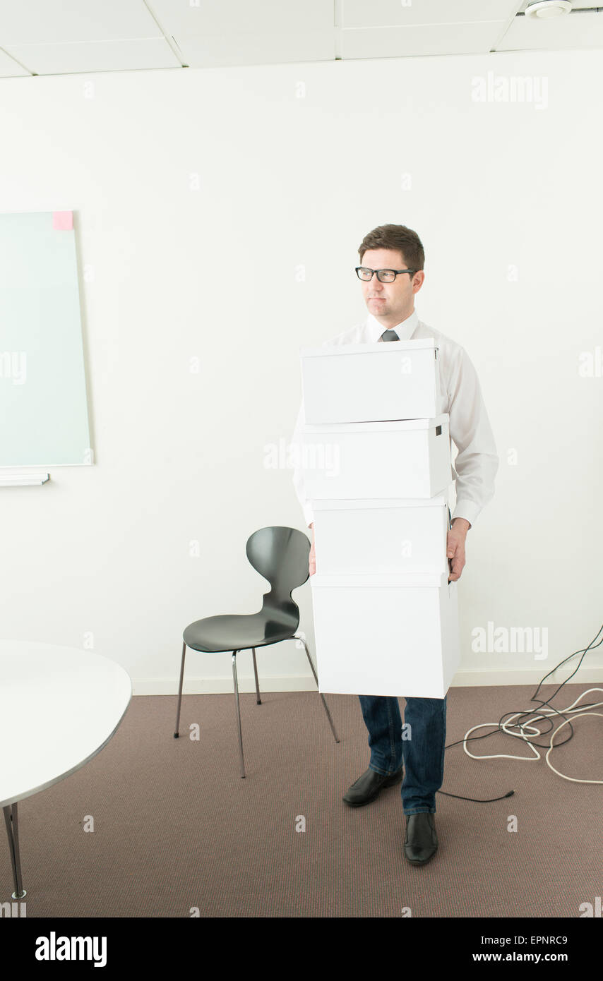 Geschäftsmann, tragen weiße Boxen für den Transport eingesetzt. Konzeptbild Unternehmensverlagerung, Start oder Änderung. Stockfoto