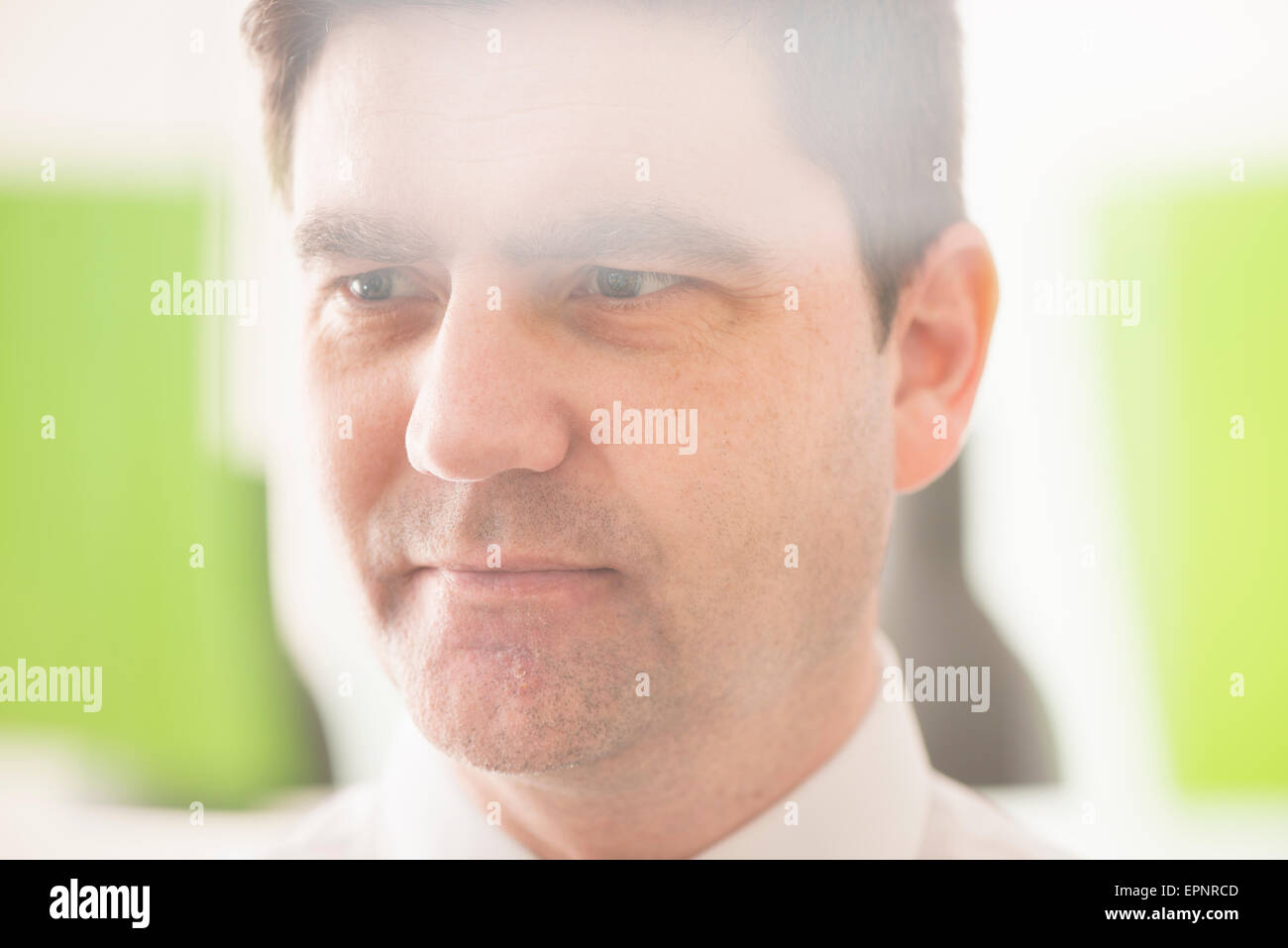 Geschäftsmann Glaswand mit Klebstoff Notizen zu betrachten. Konzeptbild der Unternehmensplanung. Stockfoto