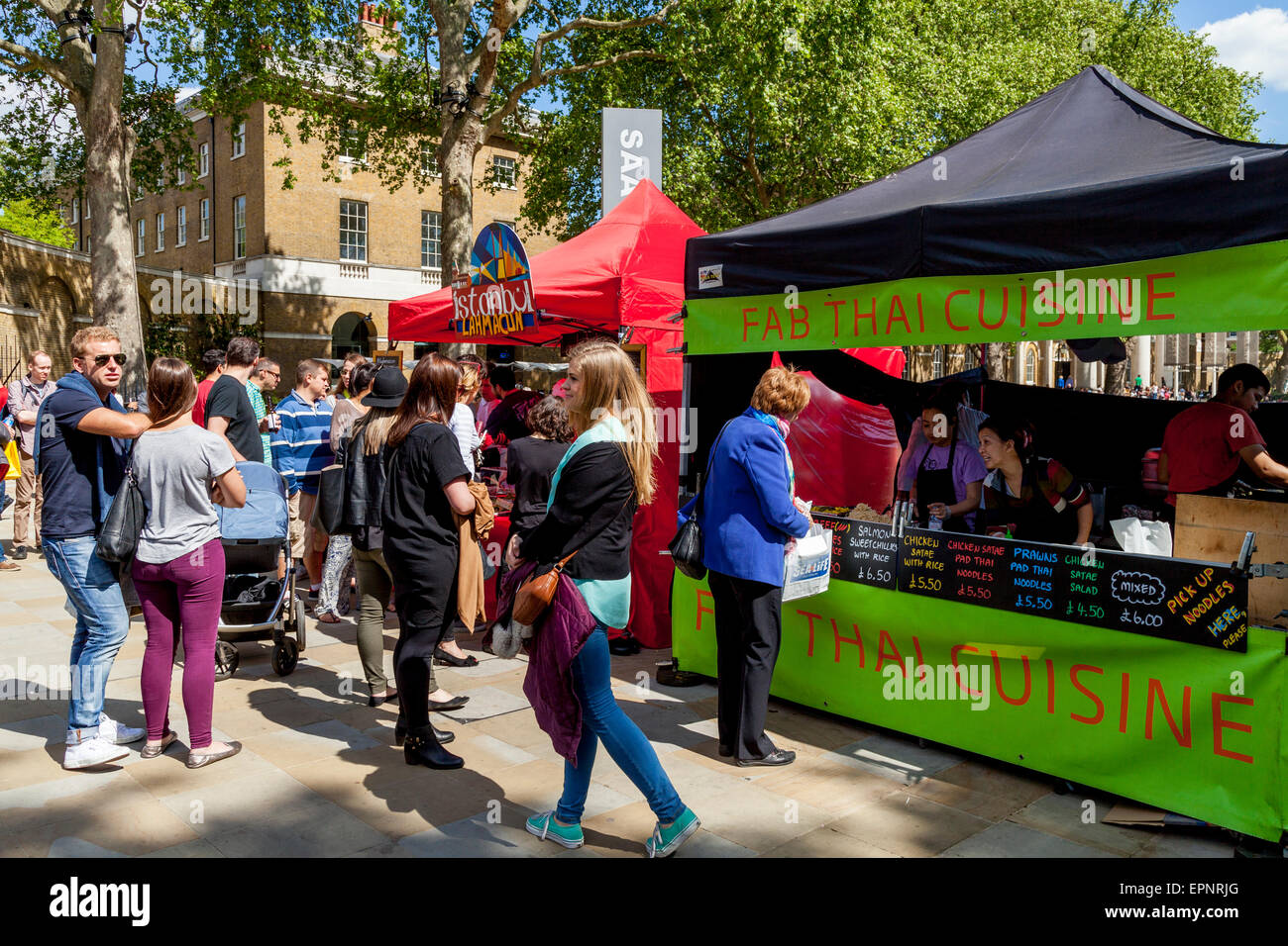 Menschen Schlange an Food Ständen, die Lebensmittel-Markt am Samstag, Herzog von York Square, Kings Road, London, England Stockfoto