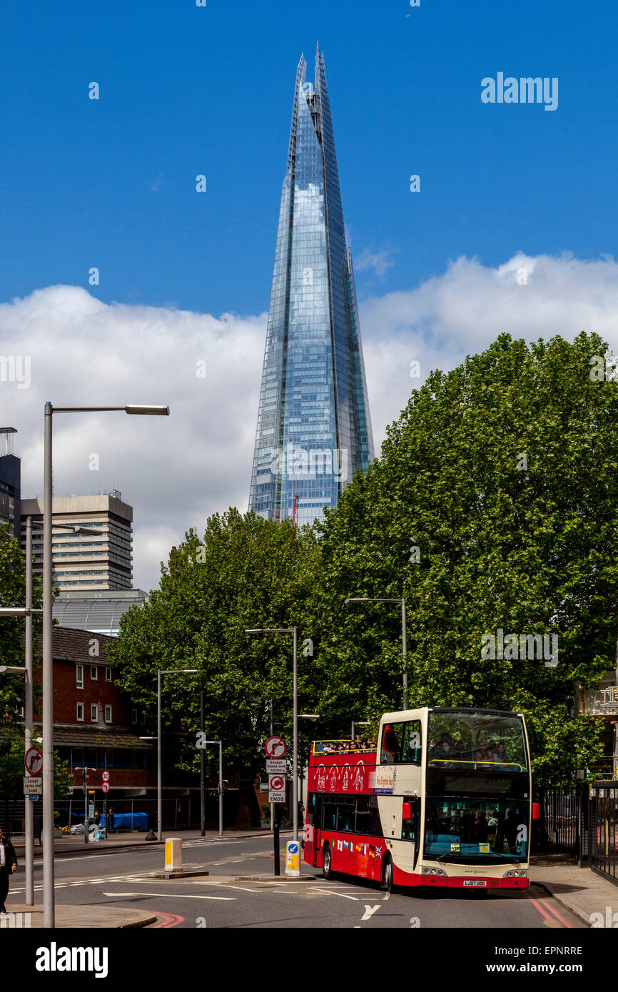 Ein London-Tour-Bus und der Shard, London, England Stockfoto