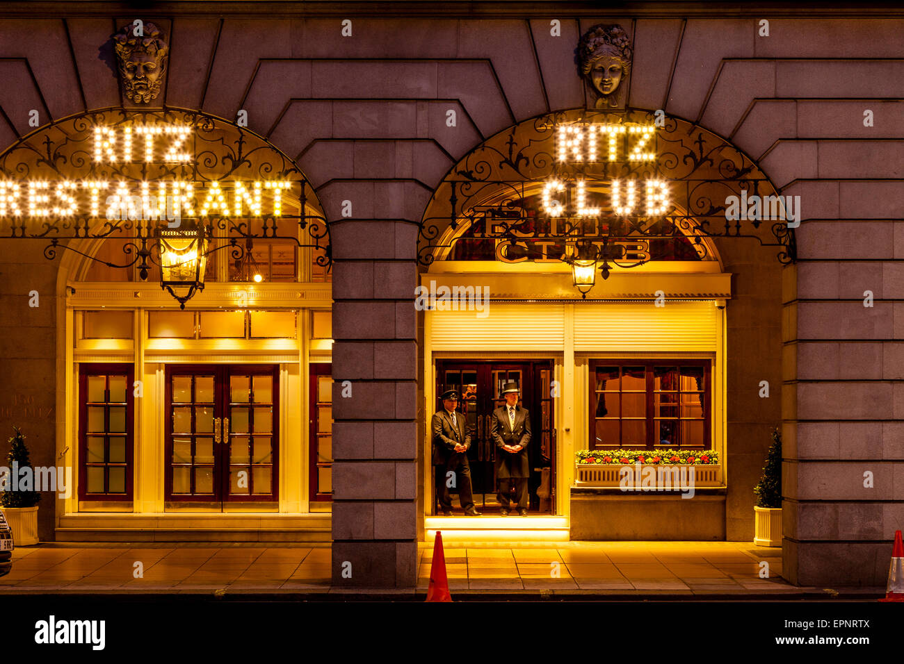 Das Ritz Hotel in der Nacht, London, England Stockfoto