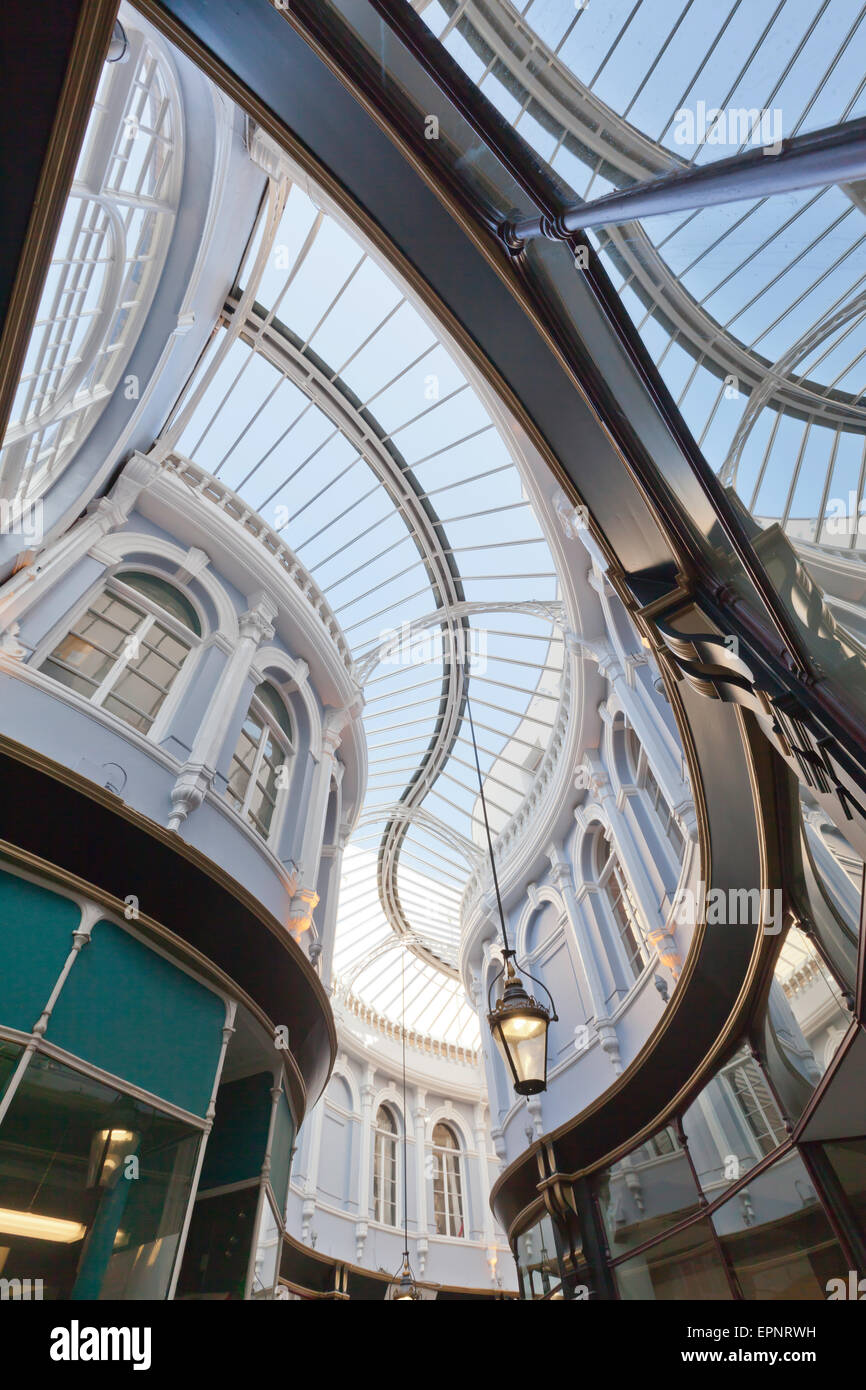 Innerhalb Cardiffs Victorian Morgan Arcade zeigt das geschwungene Form und Glas Dach Stockfoto