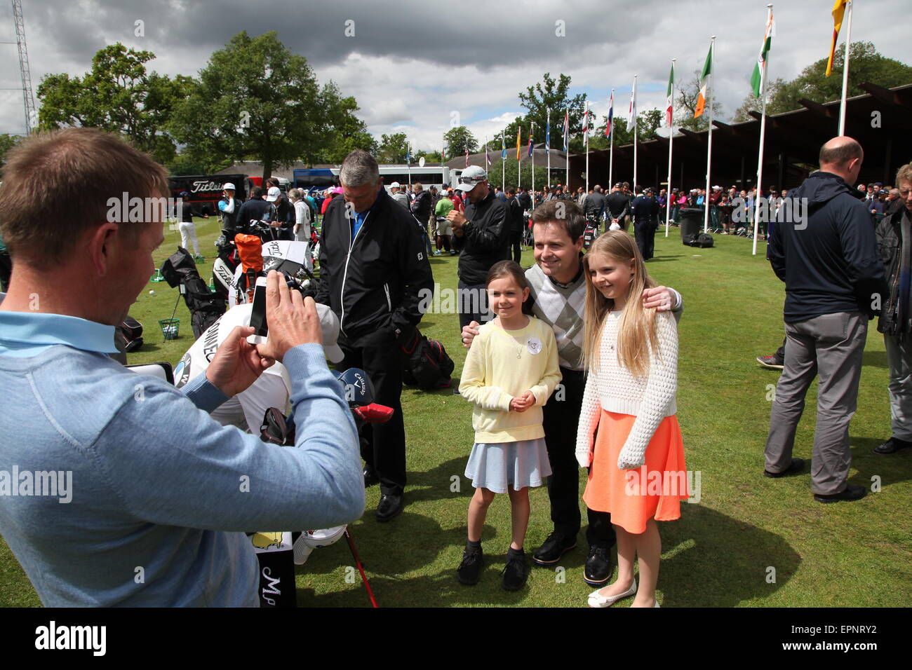 Wentworth, Surrey, UK. 20. Mai 2015.  Declan Donnelly (Dec) posiert für ein nicht Selfie auf den Bereich vor der BMW PGA Golf Championship pro Credit: Motofoto/Alamy Live News Stockfoto