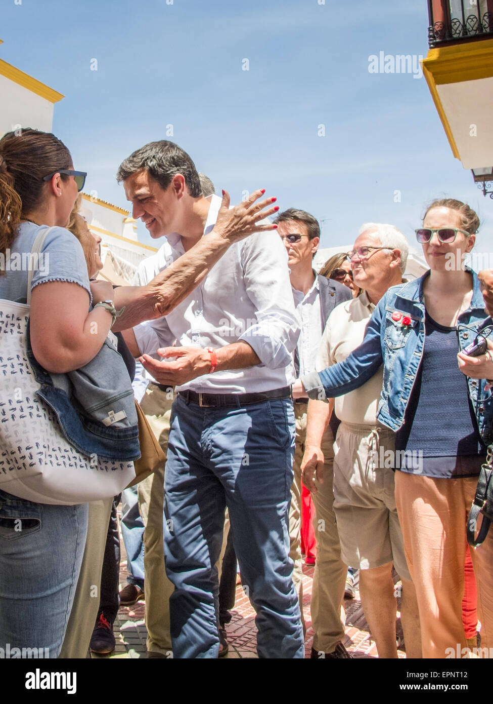 Ayamonte, Spanien. 20. Mai 2015. Pedro Sánchez, Generalsekretär der spanischen sozialistischen Arbeiterpartei Partei (PSOE), besucht Ayamonte in Andalusien um Unterstützung für Antonio Rodríguez Castillo den sozialistischen Bürgermeister vor den Kommunalwahlen am Sonntag zeigen. Er ging durch die Stadt treffen Einheimische und Touristen. Bildnachweis: CBCK-Christine/Alamy Live-Nachrichten Stockfoto