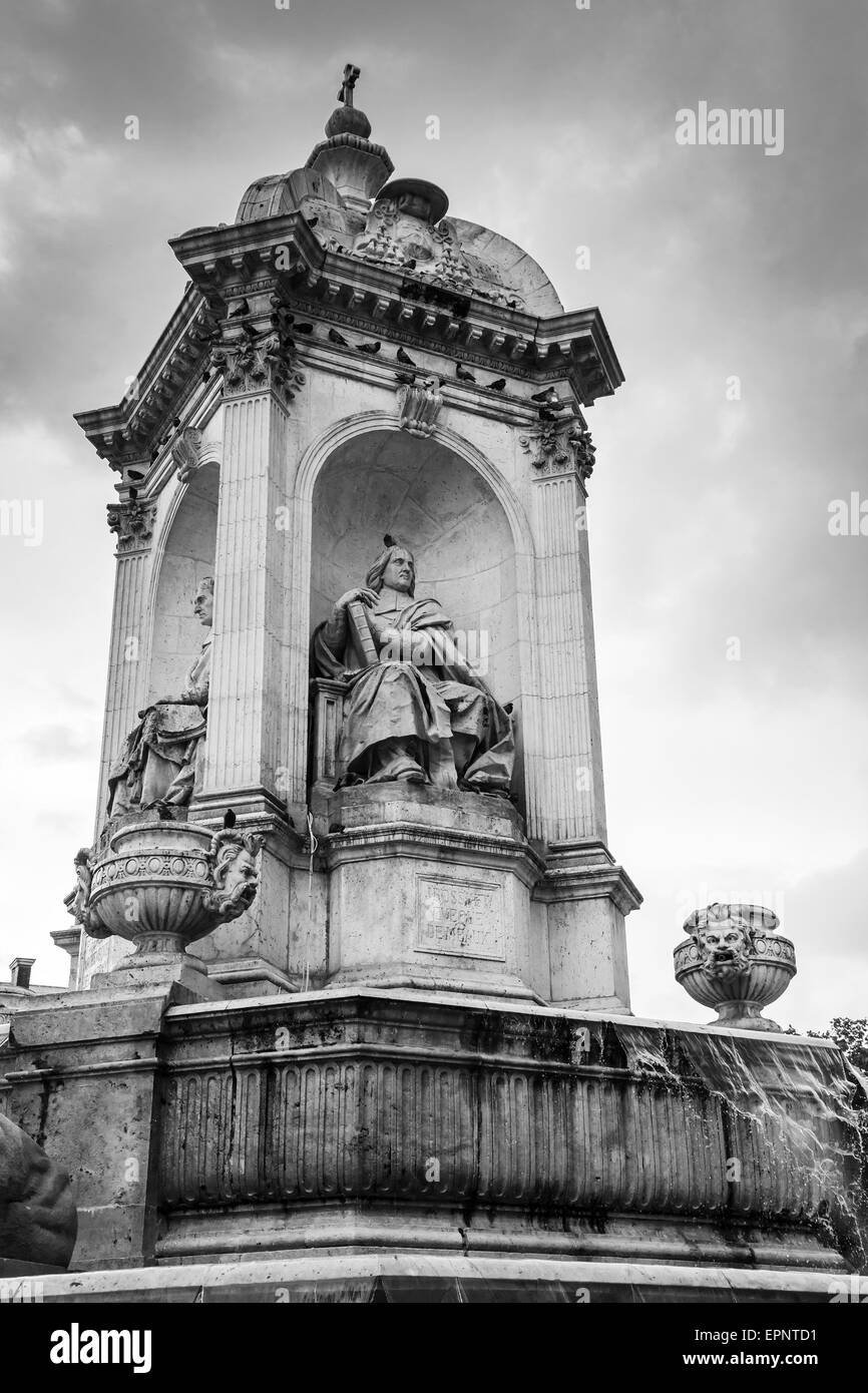 Brunnen Saint-Sulpice in Paris, Frankreich. Black And White Vintage stilisierte Foto Stockfoto