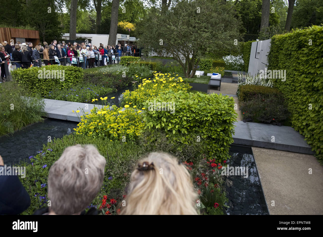 London, UK. 20. Mai 2015. Besucher '' The Telegraph Garden'' von Marcus Barnett. Die preisgekrönten Garten wurde von der De-Stijl-Bewegung und schwimmende Stein Pflaster inspiriert. Die Chelsea Flower Show organisiert von Royal Horticultural Society (RHS) auf dem Gelände des Royal Hospital Chelsea jedes Jahr im Mai, ist die berühmtesten Blumenschau im Vereinigten Königreich, vielleicht in der Welt. Es lockt Aussteller und Besucher aus der ganzen Welt, London, UK. Bildnachweis: Veronika Lukasova/ZUMA Draht/Alamy Live-Nachrichten Stockfoto