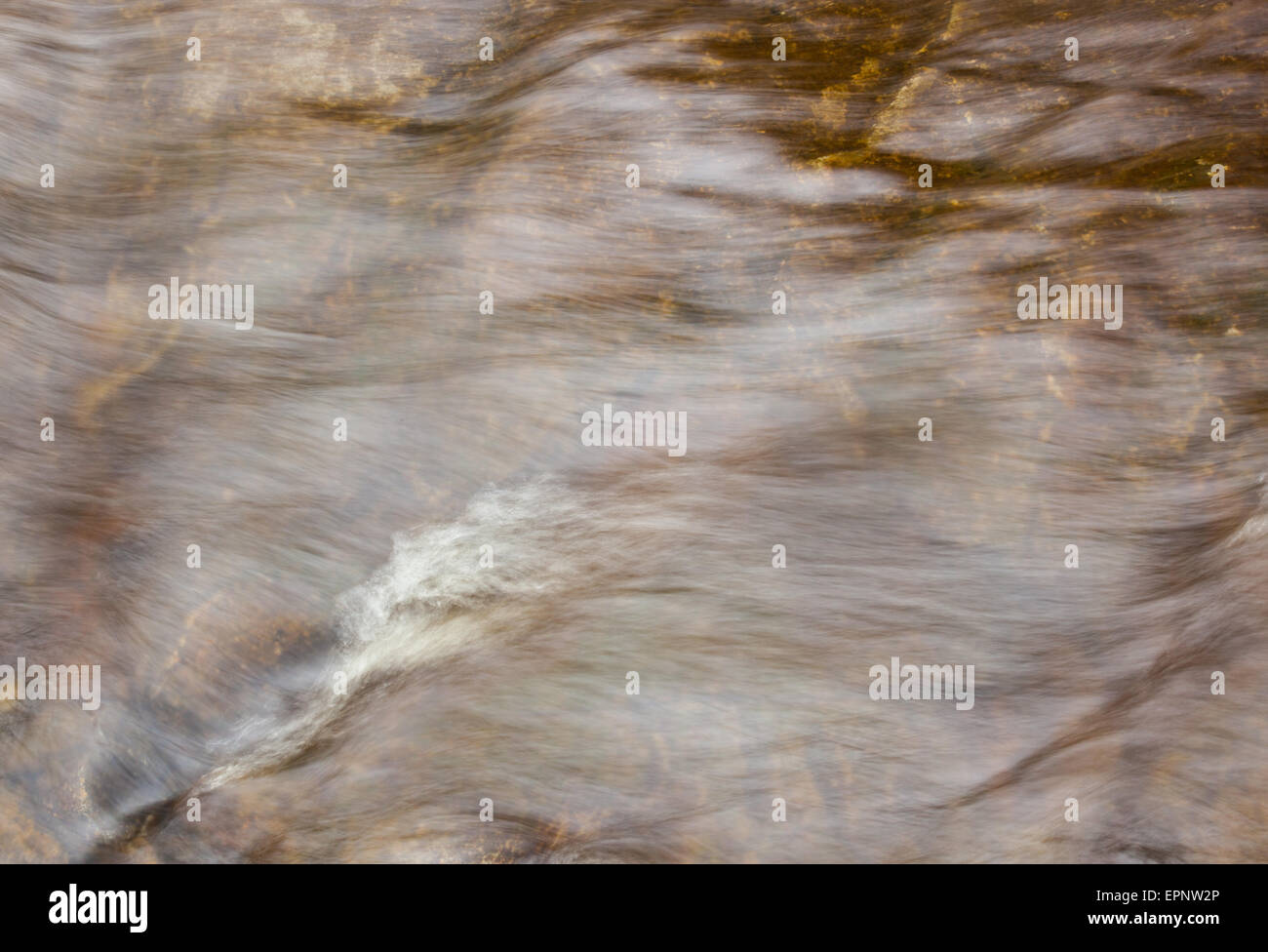 Schnell fließenden Gewässern von Aira Beck über Aira Force, in der Nähe von Ulllswater, Lake District, Cumbria Stockfoto