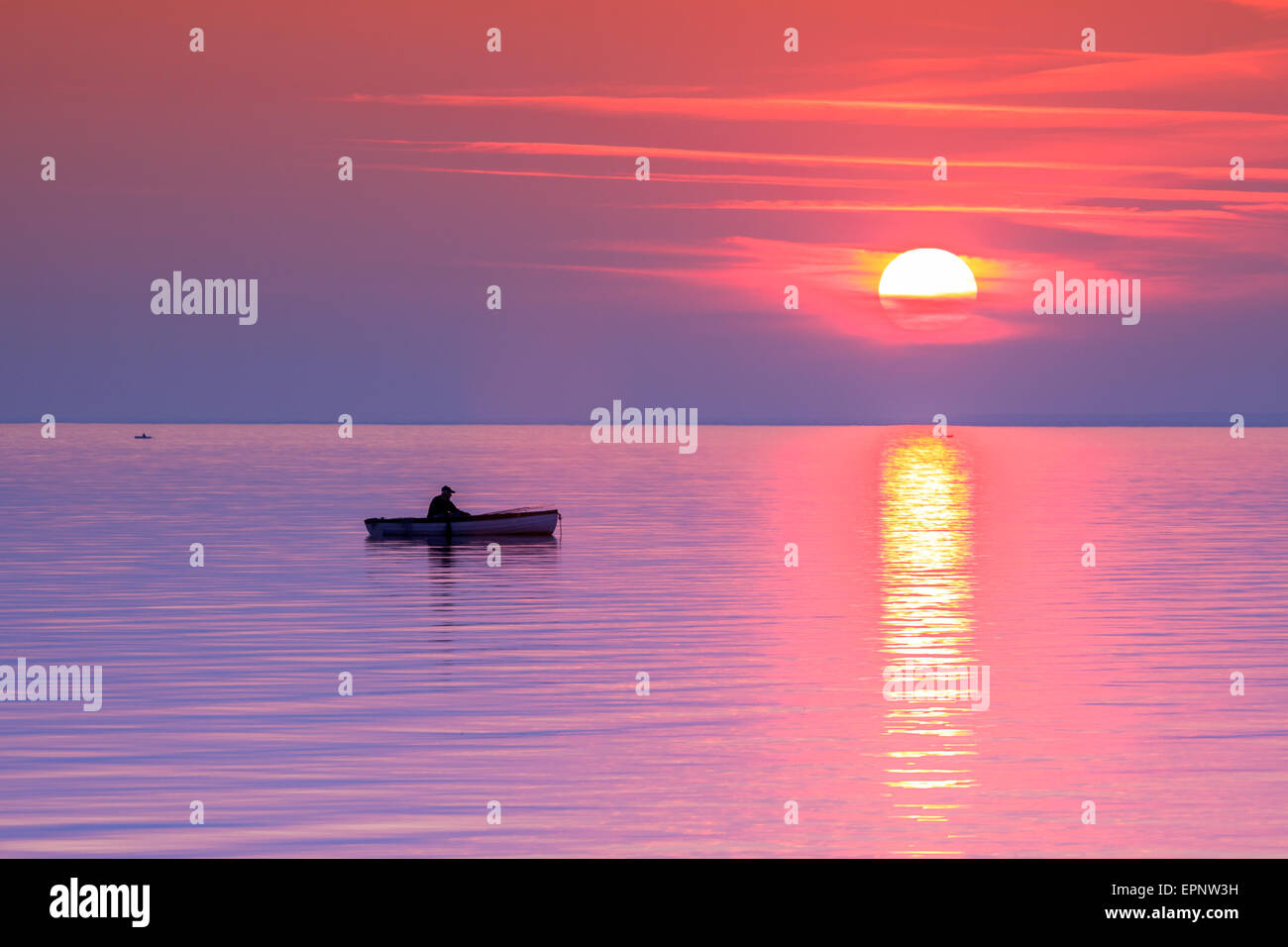 Ein wunderschönen Sonnenuntergang gesehen das Fischerboot in Plattensee-Hungary.Minimal Farbstil Stockfoto