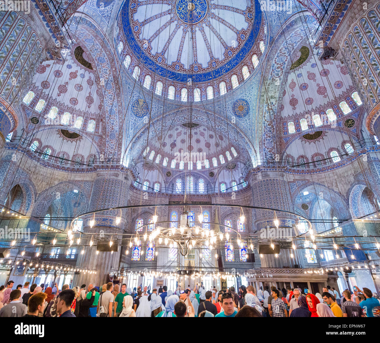 Menschen in der blauen Moschee auch bekannt als Sultan Ahmed Mosque in Istanbul Türkei Stockfoto