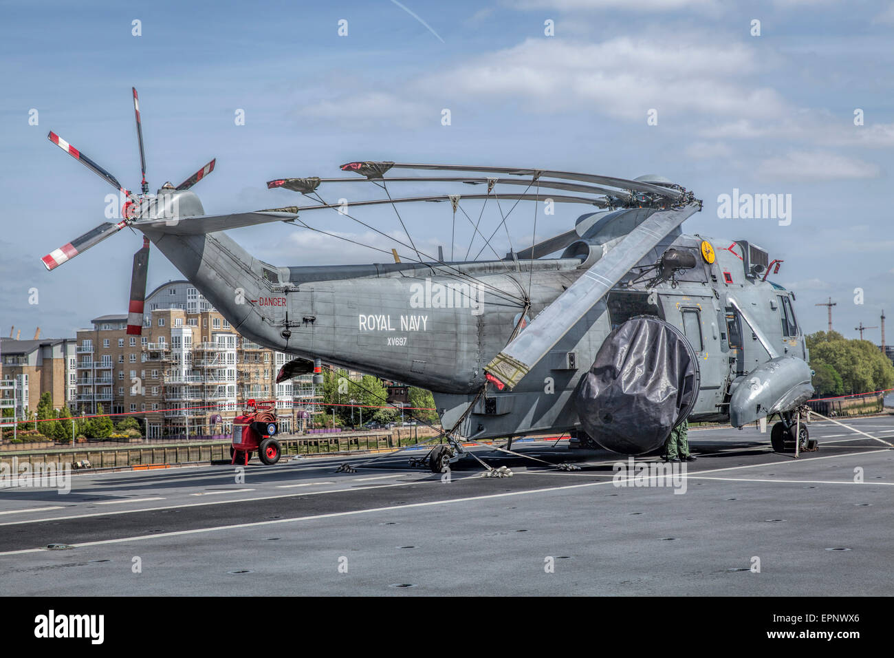 Hubschrauber auf dem Deck der Royal Navy Schiff HMS Ocean in Greenwich London für den VE-Feierlichkeiten Stockfoto