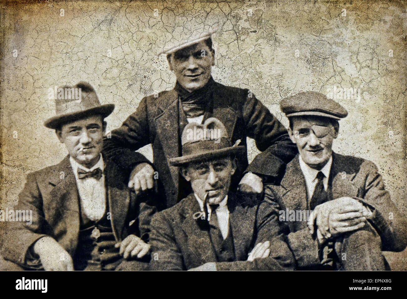 Ein schwarz-weiß Foto von einer Bande von Männern in den 1920er Jahren, die wieder zum Leben mit Sepia-Tönen und Texturen gekauft wurde. Stockfoto