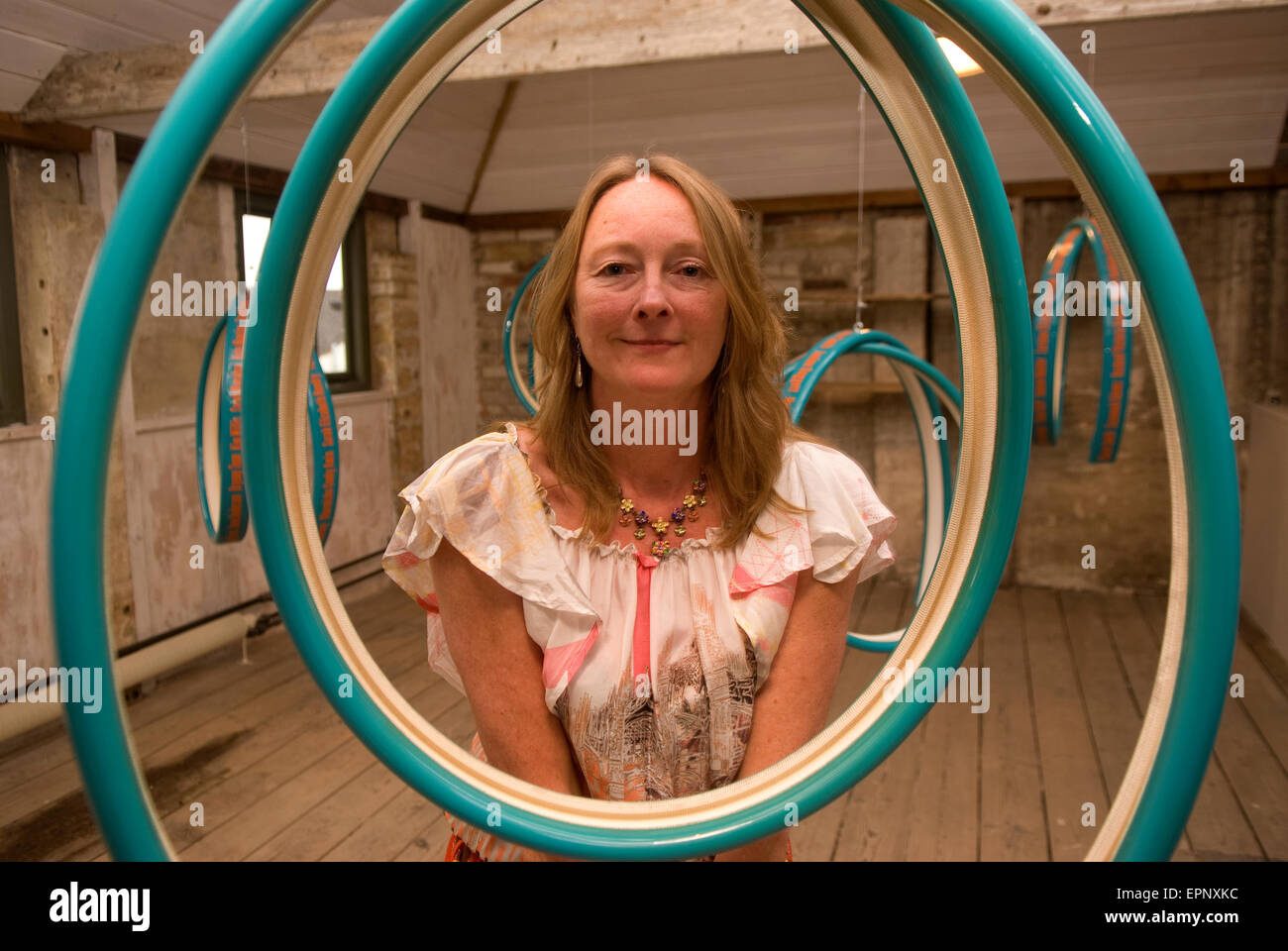 Künstler Ros Burgin mit ihrer 12-Stück-Installation "Skylines" bestimmt zu feiern (inspirieren) weibliche Airline Piloten, die compri Stockfoto