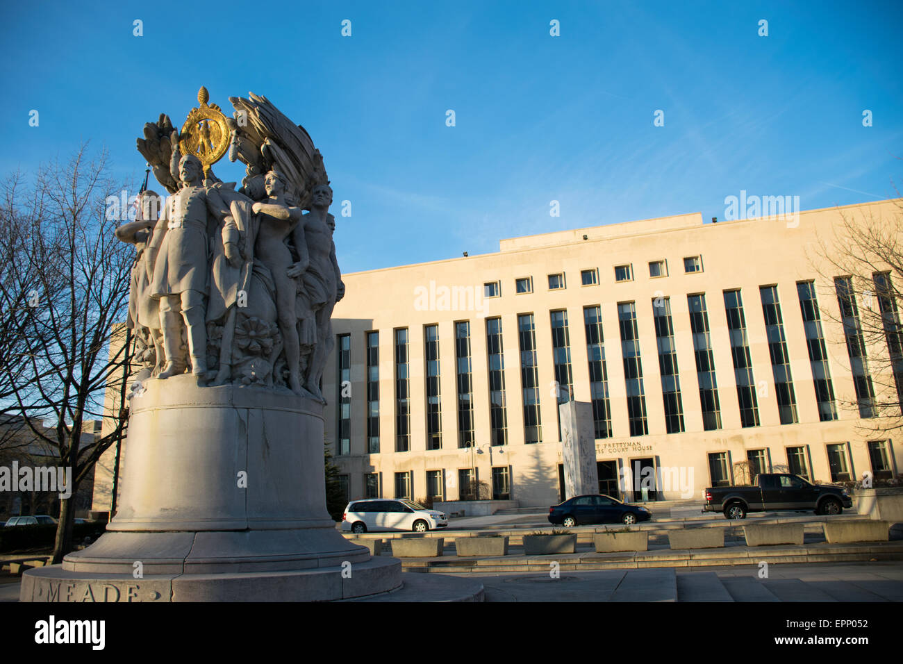 [George Gordon Meade Memorial] [Washington DC] [Bürgerkriegsgeneral] WASHINGTON DC, Vereinigte Staaten — das Meade Memorial auf der Pennsylvania Avenue, Washington DC, ist Major General George Gordon Meade gewidmet, einem Militäroffizier aus Pennsylvania, der vor allem dafür bekannt ist, General Robert E. Lee in der Schlacht von Gettysburg zu besiegen. Im Hintergrund befindet sich das E. Barrett Prettyman United States Courthouse. Stockfoto