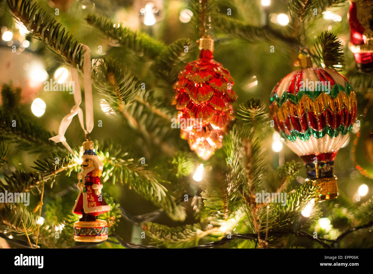 Nahaufnahme der Weihnachtsschmuck auf einem Weihnachtsbaum. Stockfoto